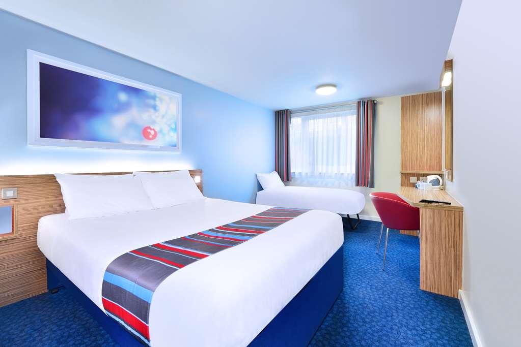 Travelodge Leeds Central Room photo