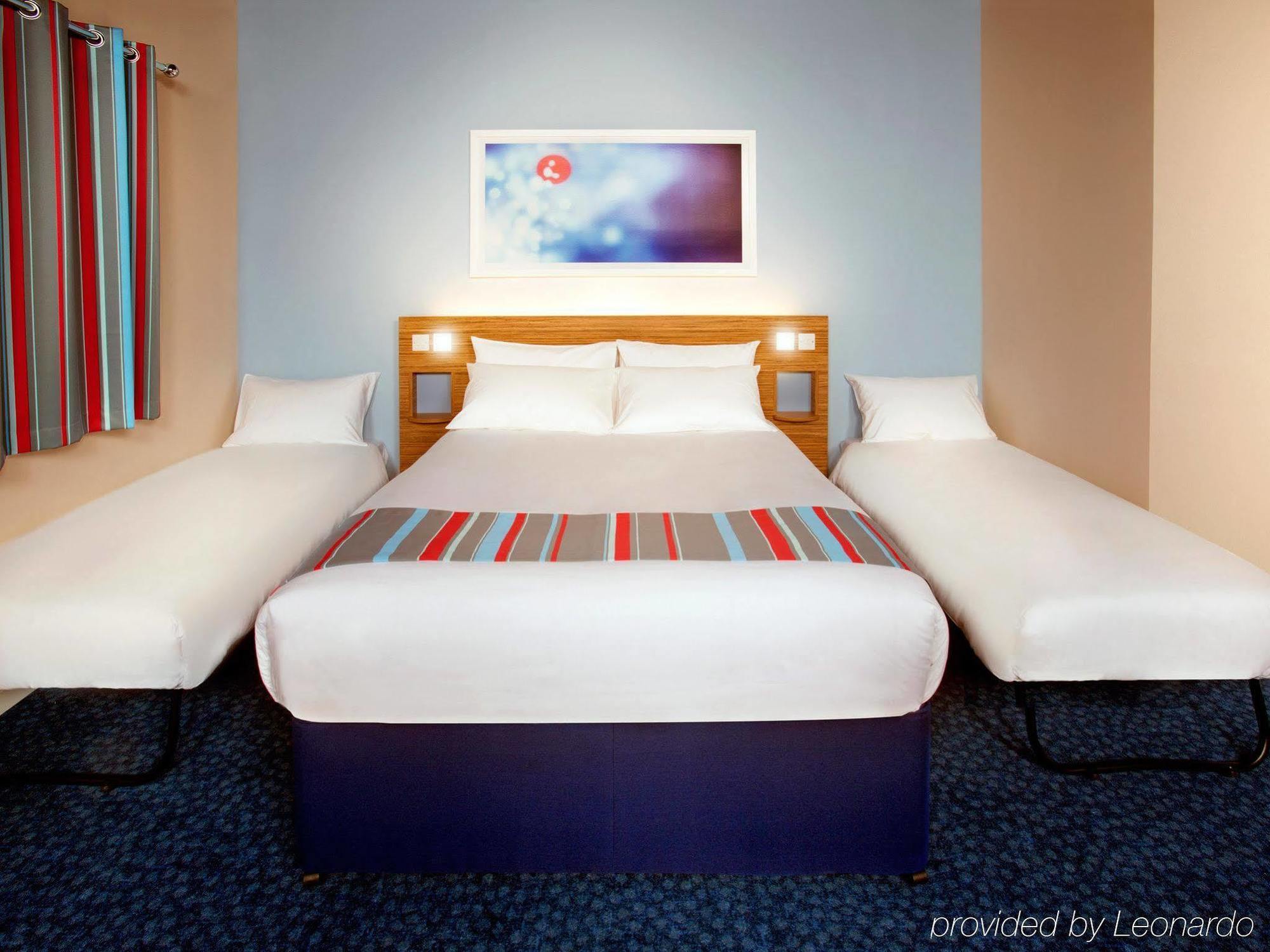 Travelodge Leeds Central Exterior photo
