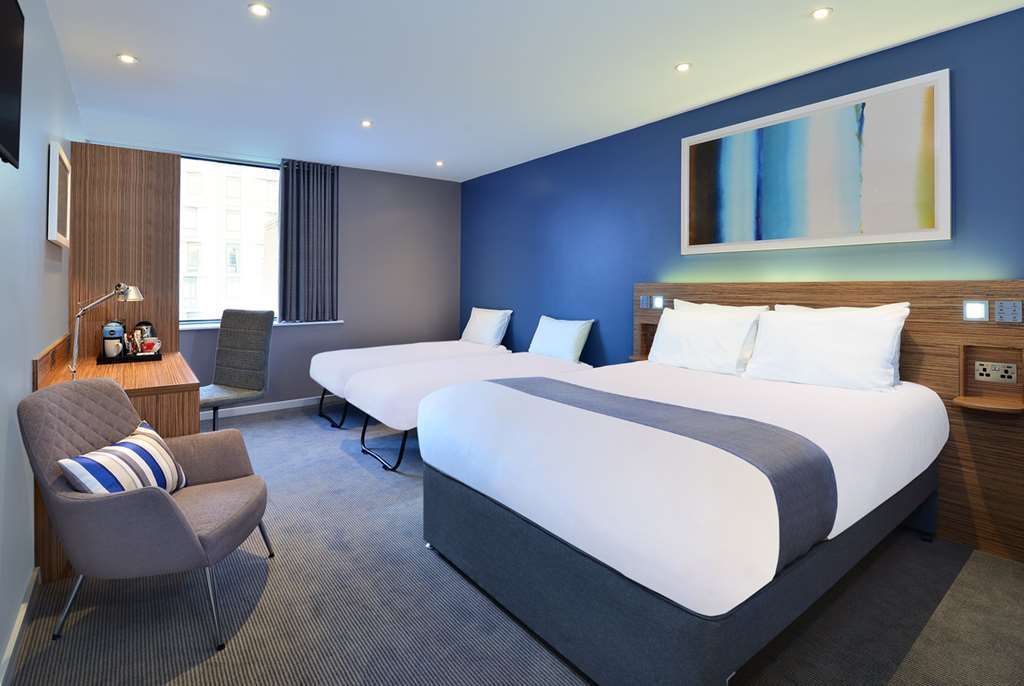 Travelodge Leeds Central Room photo